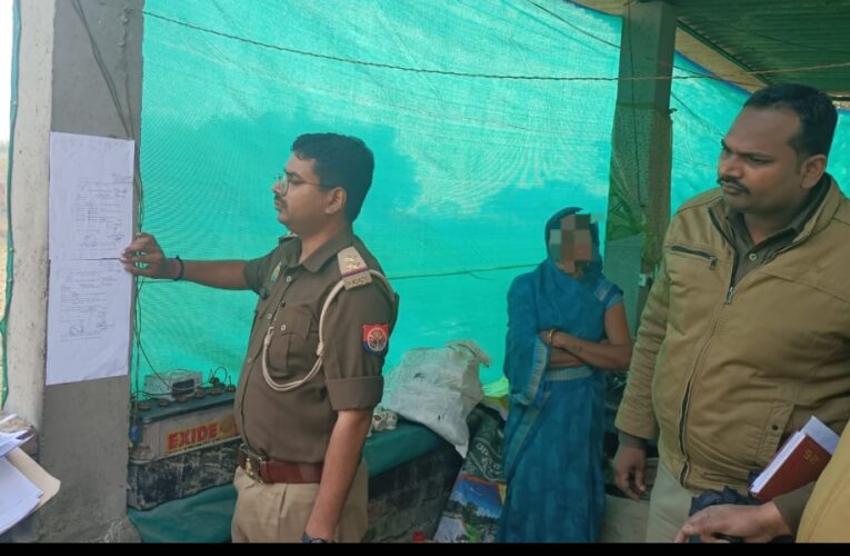 वांछित अभियुक्तों के निवास पर मुनादी कर कोर्ट नोटिस चस्पा  