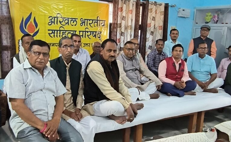 सरस साहित्यिक काव्य-गोष्ठी में कवियों ने बिखेरा जलवा 