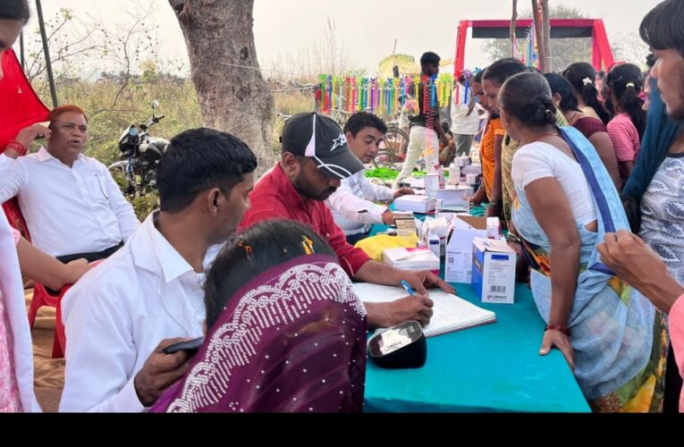 निःशुल्क चिकित्सा शिविर से लाभान्वित हुए ग्रामीण जन 