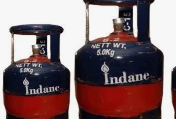 गैस एजेंसियां बुकिंग सिलेंडर की कर रहीं कालाबाजारी, उपभोक्ता हकलान 