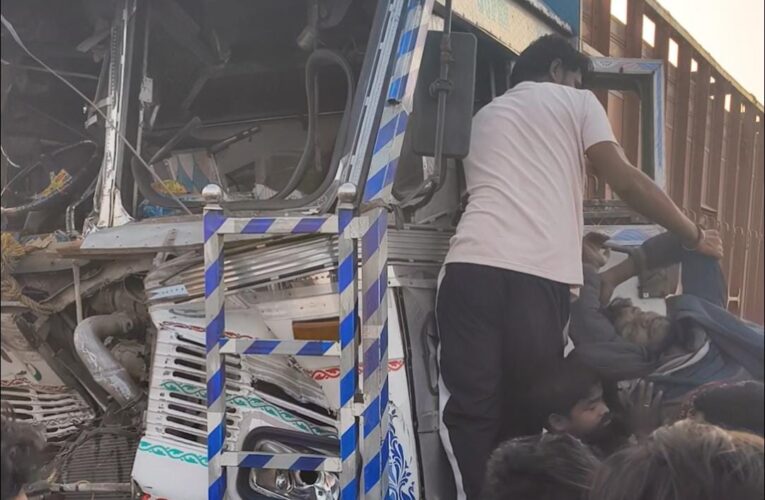 अनियंत्रित ट्रक की आगे चल रहे ट्रक से हुई टक्कर, चालक जख्मी 