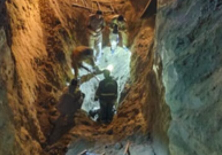 पाइप लाइन के गहरे गड्ढे में मिट्टी गिरने से दो कामगारों की मौत