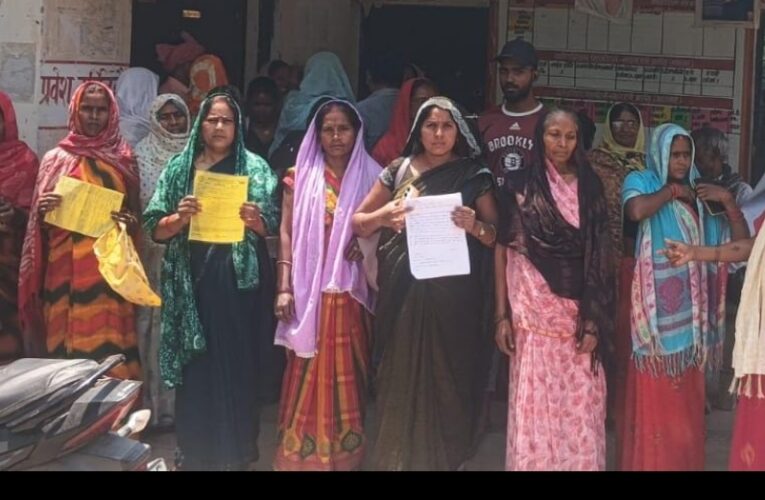 स्मार्ट मीटर और बिजली बिलों में संशोधन को लेकर विद्युत उपकेंद्र पर प्रदर्शन