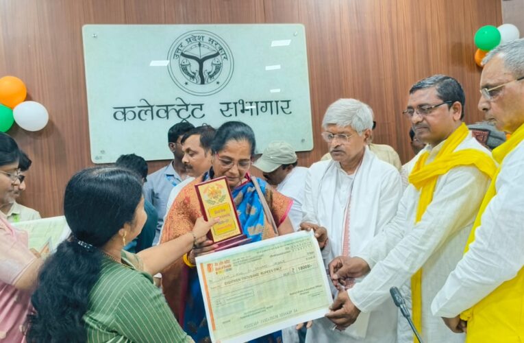 वेतन वृद्धि का चेक पाकर खिले शिक्षामित्रों के चेहरे 