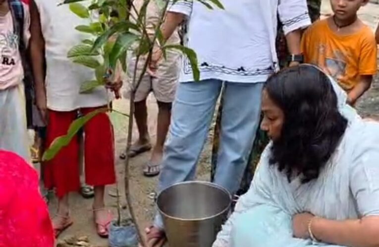 पर्यावरण संरक्षण हेतु स्कूल में किया पौधरोपण, बच्चों को बांटी पाठ्य सामग्री