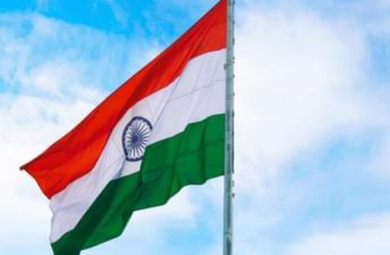 स्वतंत्रता दिवस पर झूम के लहरा राष्ट्रीय ध्वज 