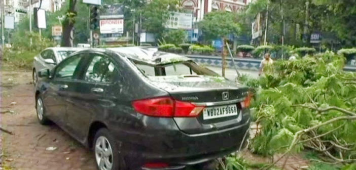 तुफान ! कोलकाता में चौदह लोग मौत के मुंह में समाये