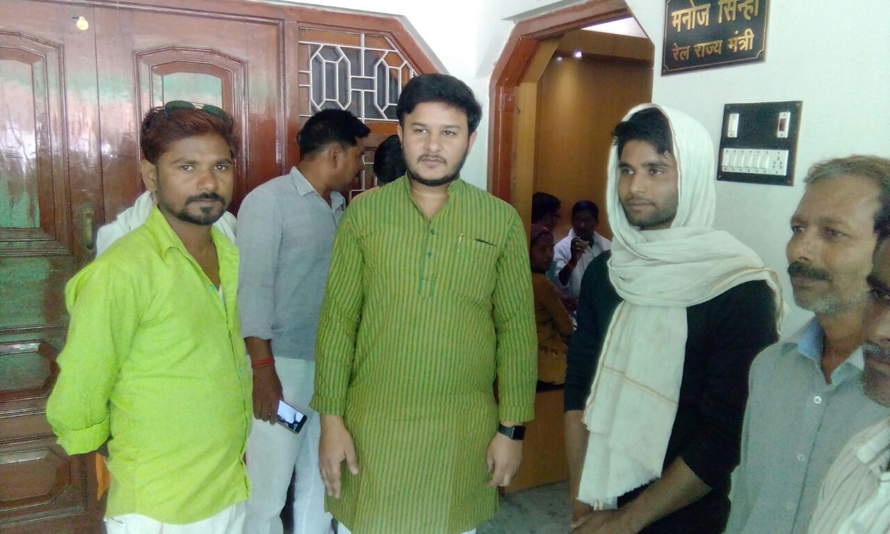 कामयाबी ! खाड़ी देश में फंसा युवक केन्द्रीय मंत्री मनोज सिन्हा के प्रयास से पहुंचा अपने घर