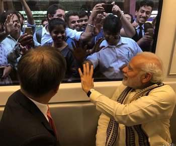 दक्षिण कोरिया के राष्ट्रपति मून जे व पीएम मोदी ने किया सैमसंग प्लांट का उद्घाटन