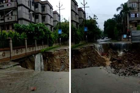 बरसात के कारण झील में तब्दील हुई सड़क