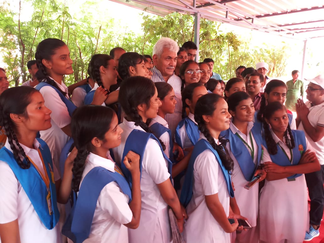 रेल राज्य मंत्री ने मिड डे मिल में की साझेदारी, बालिकाओं से हुए रुबरु