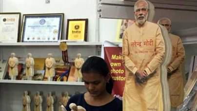 आश्चर्य ! पुस्तक मेले में मोदी पर लिखी किताब ने मचायी धूम