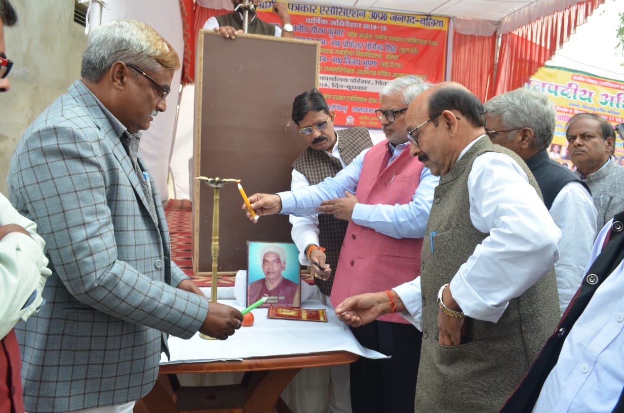 पत्रकारिता! चरैवेति के सिद्धांत पर  समाज व राष्ट्र की सेवा में अग्रसर हैं पत्रकार