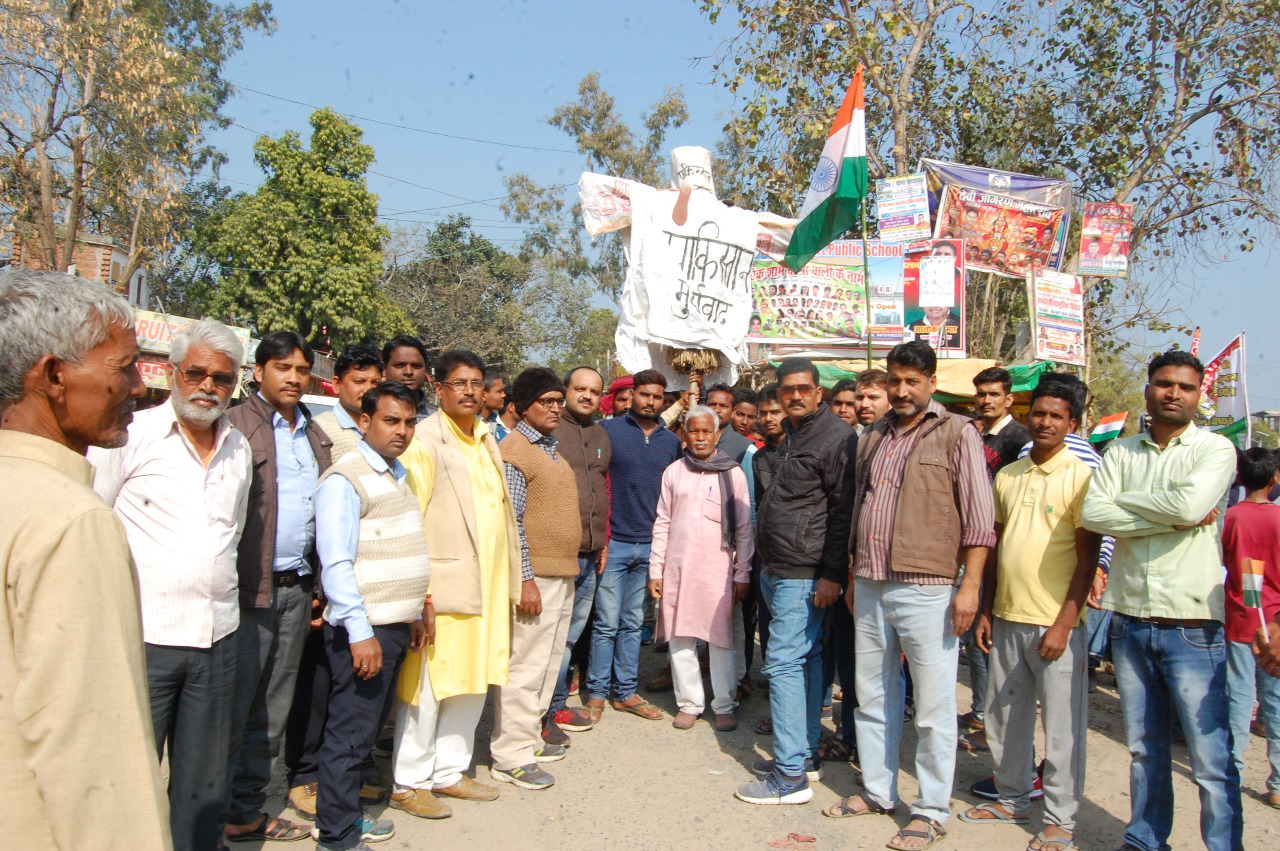 सैनिकों की शहादत को नमन ! फूंका गया पाकिस्तान का पुतला