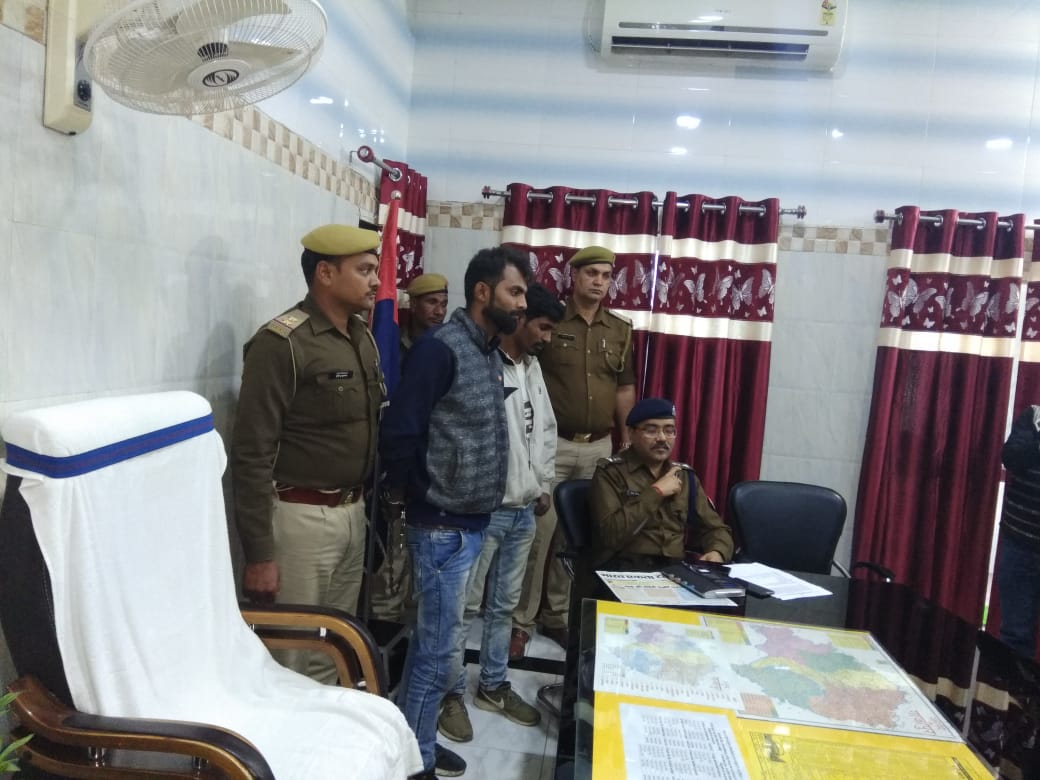 लाखों रुपये के अवैध शराब व वाहन संग दो तस्कर चढ़े पुलिस के हत्थे