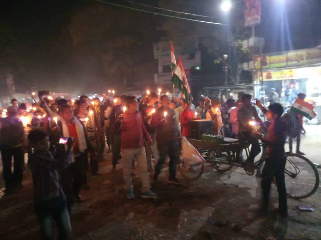 शहादत ! कैंडिल जलाकर दी शहीदों को श्रद्धांजलि