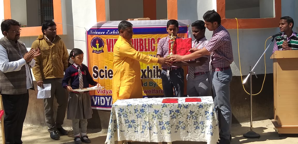 विज्ञान  प्रदर्शनी में नौनिहालों के किया स्वनिर्मित संसाधनों का प्रदर्शन