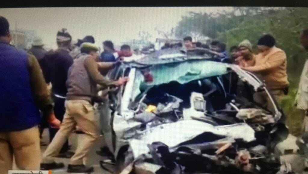 सड़क हादसा ! उड़े कार के परखच्चे, चार लोगों की हुई मौत