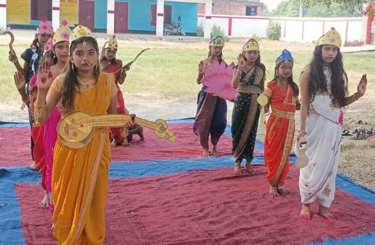 पूजा पंडालों के साथ विद्यालय में भी बही भक्ति रस की गंगा