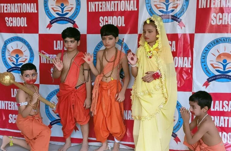 रामायण के पात्रों का अभिनय कर छात्रों ने हर्षोल्लास मनाया दशहरा  
