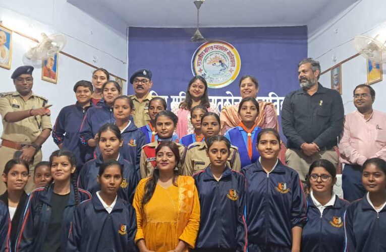 मिशन शक्ति कार्यक्रम में डीएम व कप्तान ने छात्राओं को किया जागरूक