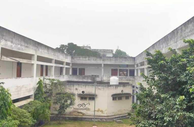 शिक्षिकाओं और संसाधनों की कमी से जूझ रहा बालिका विद्यालय