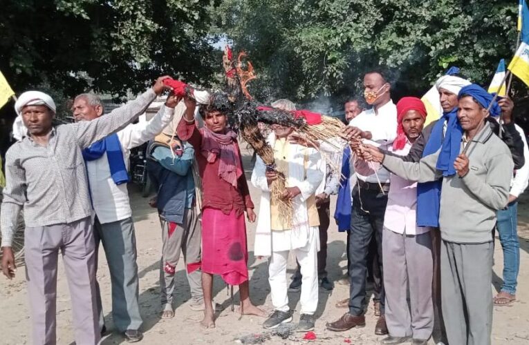 माहपुर रेलवे स्टेशन को हाल्ट बनाये जाने पर फूंका रेलमंत्री का पुतला 