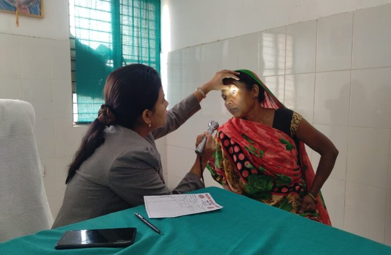 निशुल्क नेत्र परीक्षण शिविर में निःशुल्क हुई जांच