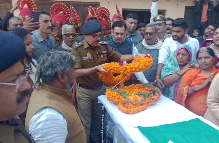 नक्सली हमले में शहीद अखिलेश राय का शव पहुंचा उनके गांव