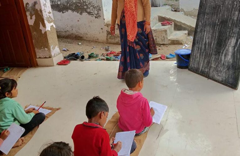 बरामदे में टाट पट्टी पर बैठकर पढ़ने को बाध्य हैं नौनिहाल