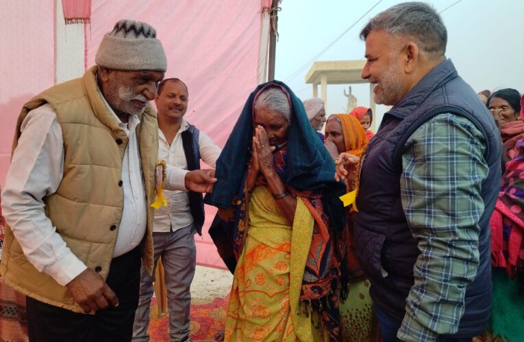 कंबल पाकर खिले लाभार्थियों के चेहरे