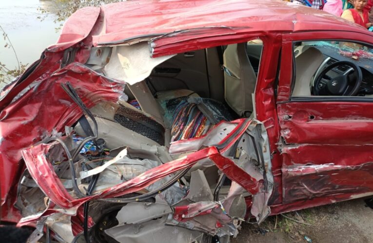 दुर्घटना – ट्रक ने कार के उडाए परखच्चे, महिला सहित चार लोग जख्मी