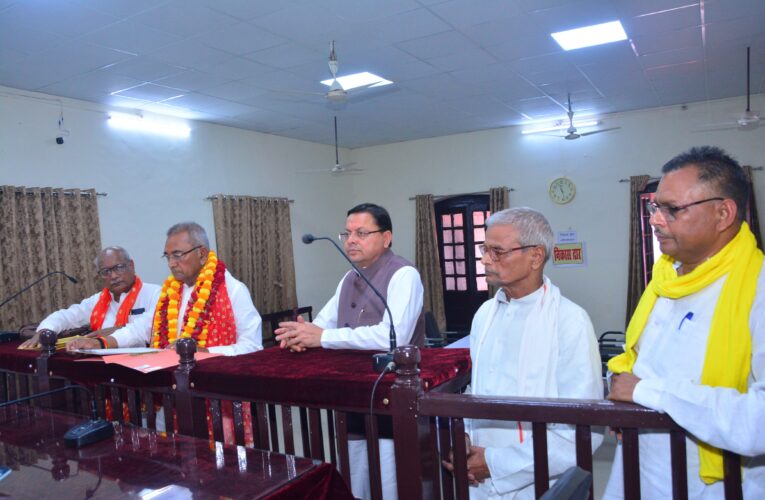 उत्तराखंड के मुख्यमंत्री की मौजूदगी में भाजपा प्रत्याशी ने तीन सेट में किया नामांकन