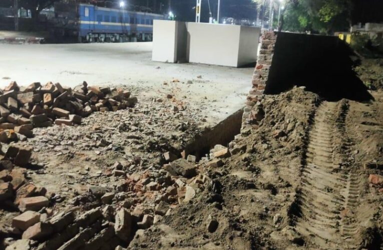 एक ही बरसात में धराशायी हो गयी चहारदीवार 