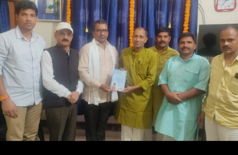 पद्मकुंज फाउंडेशन ने किया “यथार्थ गीता” का वितरण