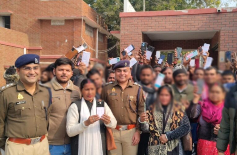 गुमशुदा 957 मोबाइल फोन को पुलिस ने उनके धारकों को सौंपा 