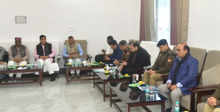 विकास योजनाओं में टीम भावना के साथ कार्य कर विकास को दें गति – ए.के. शर्मा 