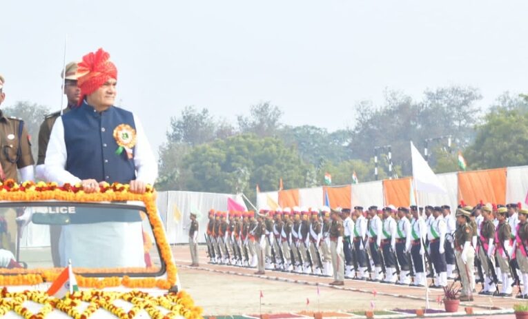 गणतंत्र दिवस पर ऊर्जा मंत्री ने किया ध्वजारोहण, ली परेड की सलामी