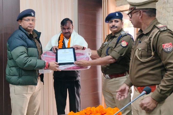 सेवानिवृत्त क्षेत्राधिकारी व उपनिरीक्षक को दी गयी विदाई 