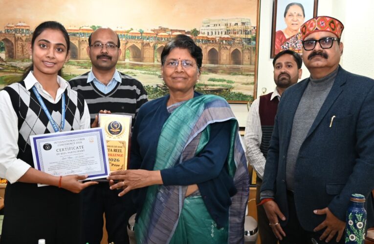 इंटरनेशनल साइबर क्राइम कॉन्फ्रेंस में पूर्वांचल विश्वविद्यालय की खुशी सम्मानित 