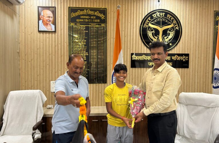 नव चयनित हॉकी खिलाड़ी को डीएम ने किया सम्मानित