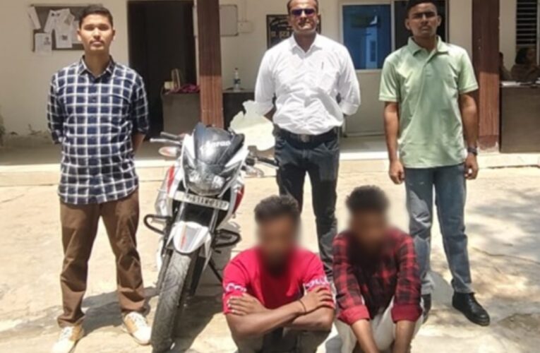 चोरी की मोटरसाइकिल के साथ दो किशोर गिरफ्तार 