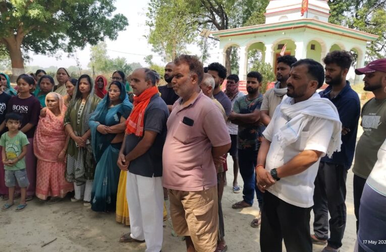 विकास कार्यों की अनदेखी पर ग्रामीणों ने किया प्रदर्शन 