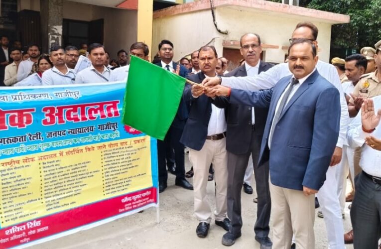 जागरूकता रैली को जिला न्यायाधीश ने दिखायी झंडी 
