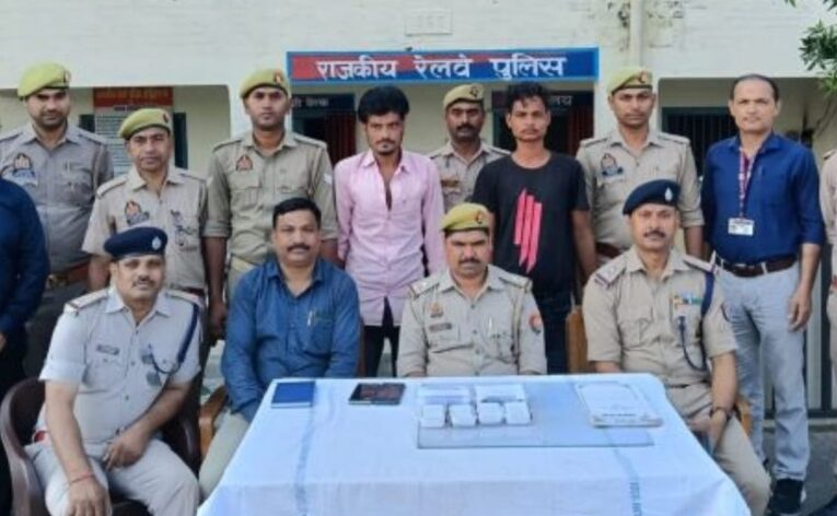 औड़िहार रेलवे स्टेशन से चोरी के माल सहित दो अभियुक्त गिरफ्तार 