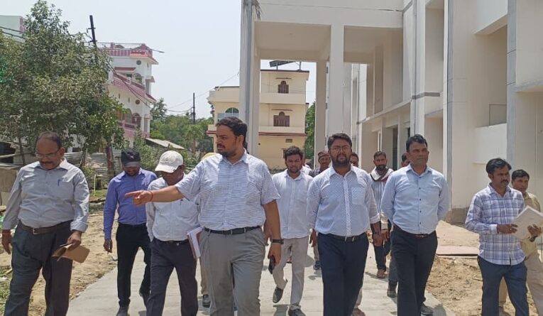 निर्माणाधीन नर्सिंग कॉलेज एवं महिला छात्रावास का डीएम ने किया स्थलीय निरीक्षण