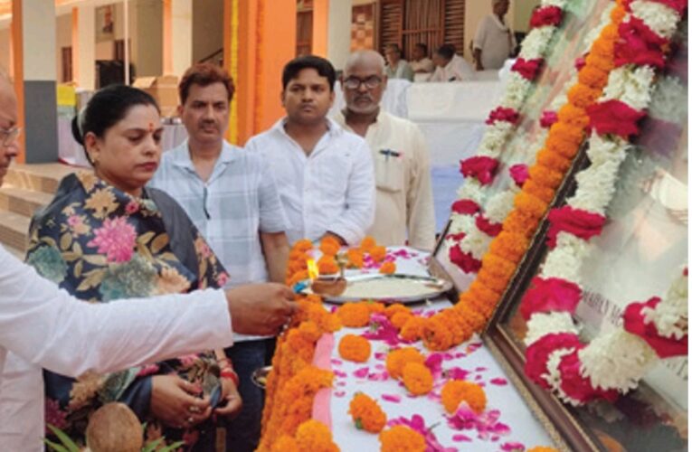 प्रतिभा सम्मान समारोह में सम्मानित हुए मेधावी 