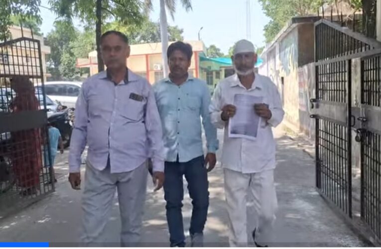 कार्यमुक्त होने पर संविदाकर्मियों ने डीएम से लगाई गुहार 
