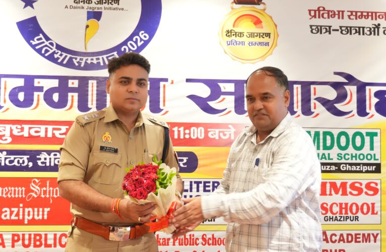 मेधावी विद्यार्थियों को पुलिस कप्तान ने किया सम्मानित 