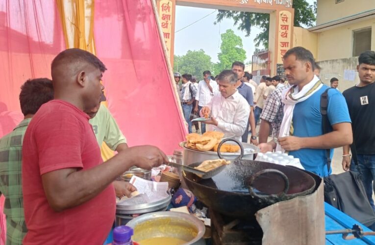 स्वयं सहायता समूहों की महिलाओं के स्टालों से अभ्यर्थियों को मिला लाभ 